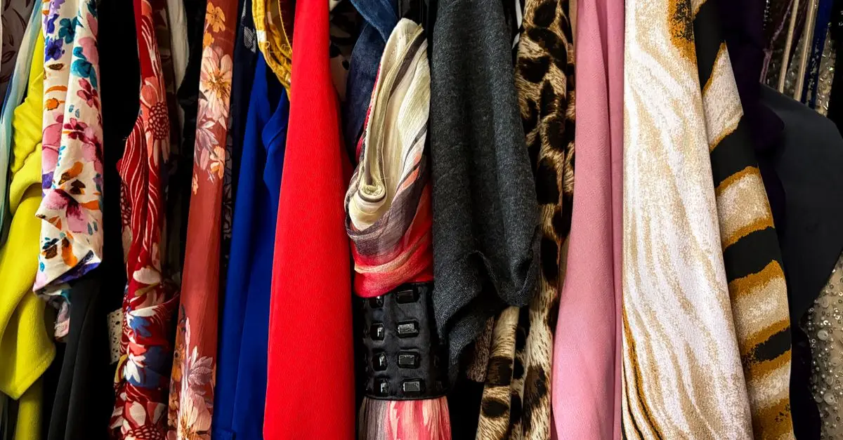 Cómo combinar prendas básicas para un look con estilo