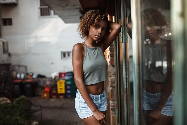 Cómo combinar colores de moda para un look armonioso