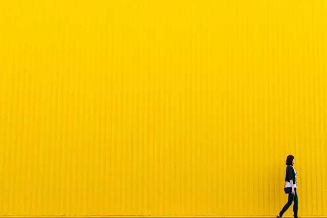 Cómo combinar ropa de diferentes estilos para un look único