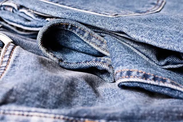 Cómo combinar ropa sostenible para un look estiloso