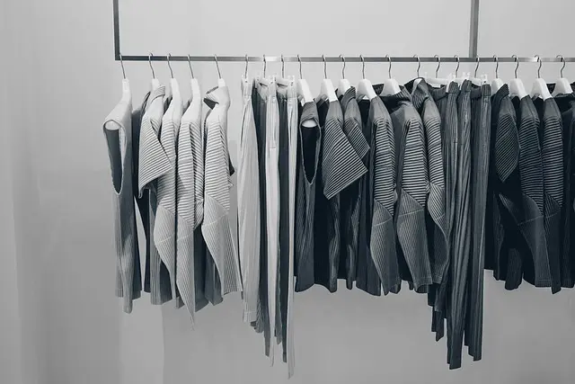 Cómo seleccionar ropa de calidad y duradera para tu armario