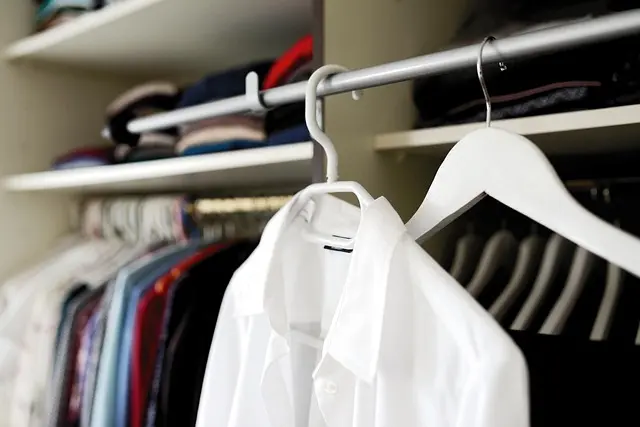Cómo elegir las prendas básicas para un armario con estilo