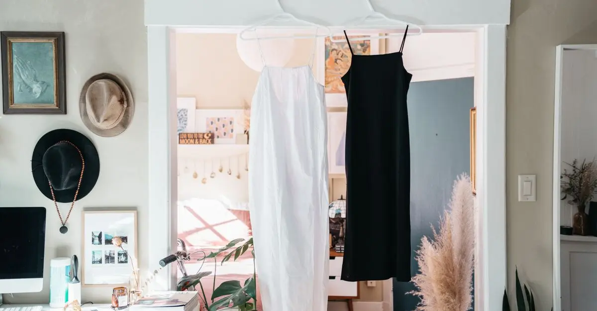 Cómo combinar prendas básicas para un look con estilo