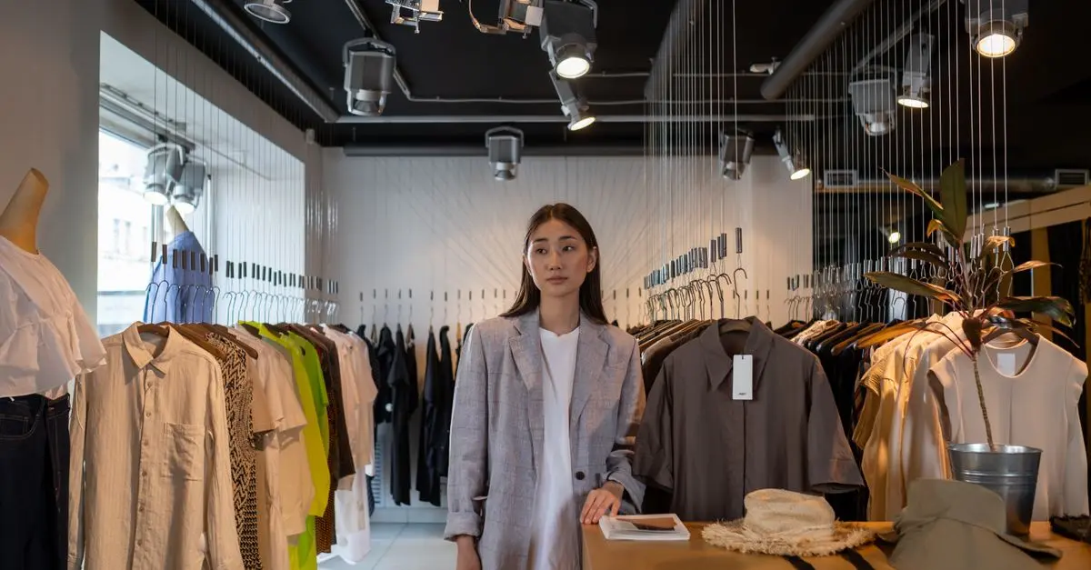 Cómo combinar ropa básica para un look con estilo